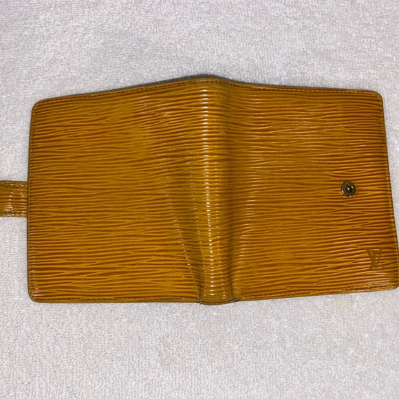 Authentic Louis Vuitton Yellow Epi Snap Wallet - Picture 3 of 13